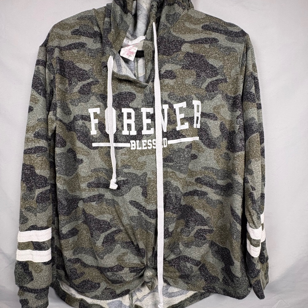 No Boundaries Camouflage Women’s Size L Hoodie - Green and Gray